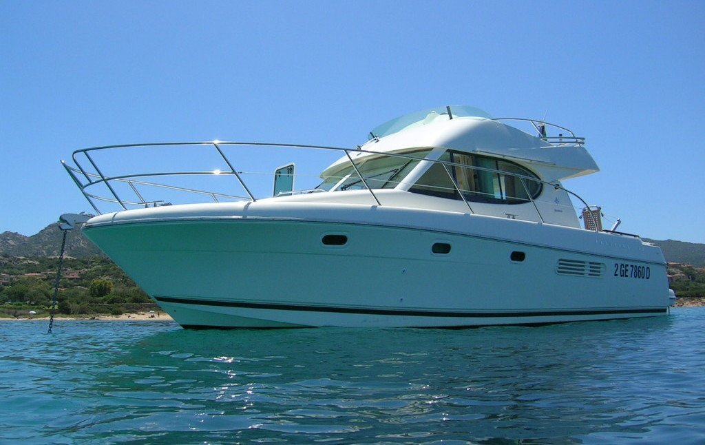 PRESTIGE 32. Powerboat to rent in Sardinia.