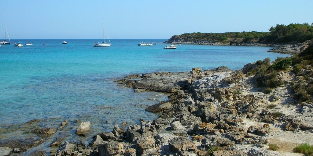 Noleggia una nostra barca a motore e vai alla scoperta dell’isola di San Pietro. Spiaggia dei Guidi a Carloforte.