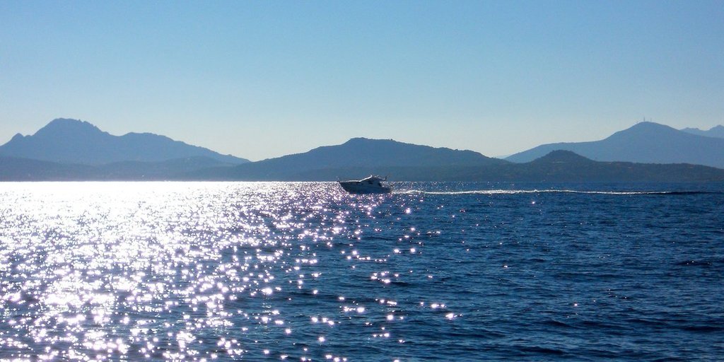 Charter senza equipaggio al Nord Sardegna. Prestige 32 in navigazione nei pressi di Capo Figari.