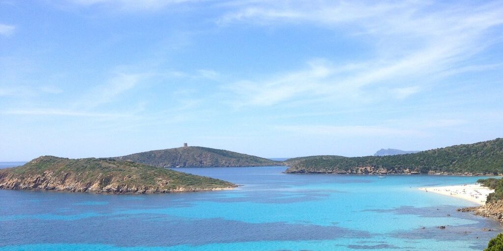 Abbiamo selezionato le migliore spiagge per la tua vacanza in barca al sud Sardegna. Il paradiso del sud, spiaggia di Tuerreda (Chia).