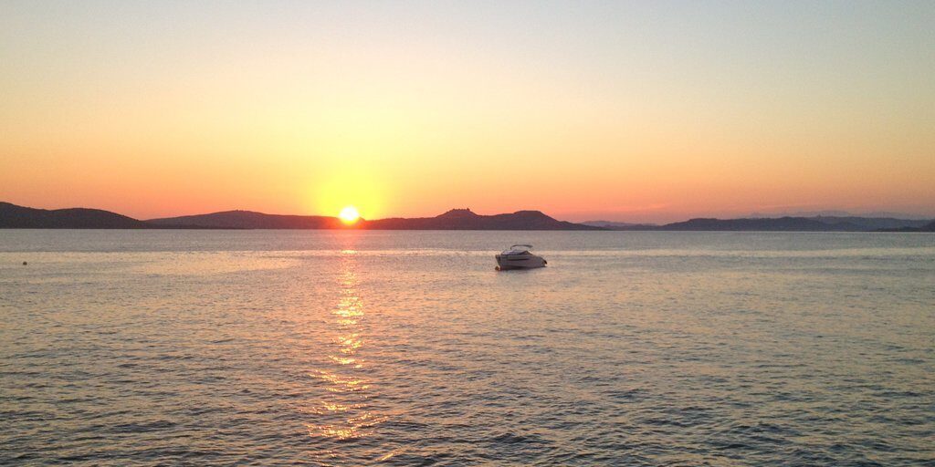 Senti le melodie della Costa Smeralda affittando una barca con noi. Lo yacht Barracuda 42 alla boa del rinomato Phi Beach (Golfo di Arzachena).