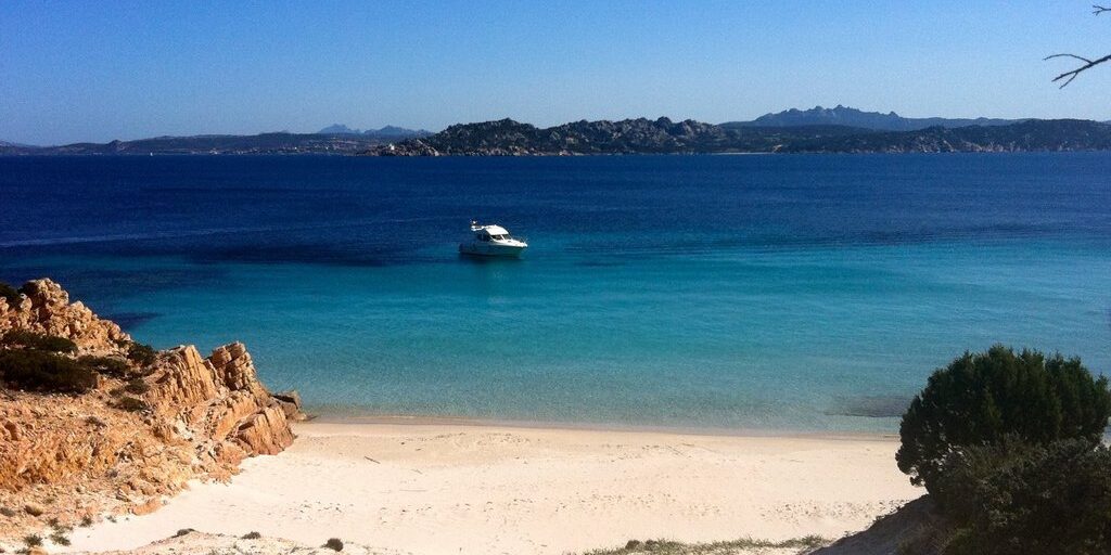 Scopri la magia della Sardegna noleggiando uno yacht a motore. (Isola di Spargi).